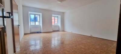 Großzügige Altbau - Wohnung 1 Stock - wohnen im Zentrum !