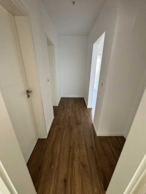 Erstbezug nach Komplettsanierung – 3-Zimmer-Wohnung mit 2 Balkonen und Garage