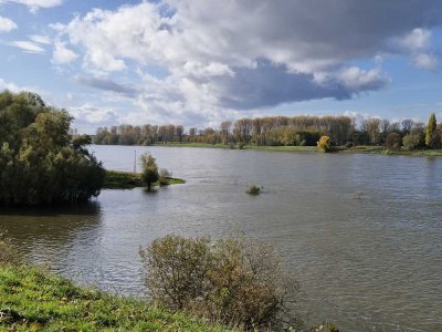Top Lage, stilvolle 3-Zimmer-Wohnung, unverbaubarer Blick direkt am Rhein