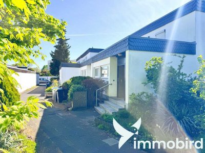 **Bungalow mit Garten** und Garage in ruhiger Lage von Köln Bocklemünd