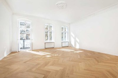 Prenzlauer Berg: Frisch sanierte 4-Zimmer Altbauwohnung, Süd-Balkon, Wohnküche, Stuck, ruhige Lage
