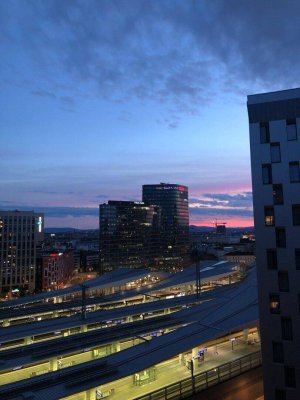 Eigennutzung oder Investment: Modern-möbliertes Stadtdomizil mit Loggia &amp; ausgezeichnetem Fernblick in zentraler Lage. - Exklusiv beauftragt.