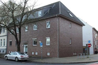 TT bietet an: Lichtdurchflutete 3,5-Zimmer-Mietwohnung mit Loggia am Kurpark!