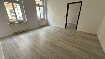 Neues Laminat - Uni-nah - Wohnzimmer mit Arbeitsecke