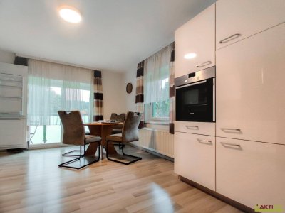 Charmantes Wohnhaus mit zwei Wohneinheiten, Balkon, Wintergarten und Garage in Vöcklamarkt.