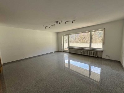 Moderne 3-Zimmer-Wohnung mit Granitböden und Marmorfliesen im Bad sowie sonnigem Balkon