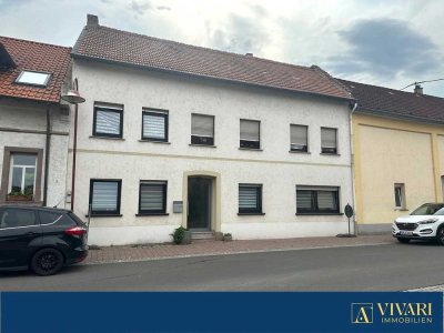 Zwei Wohneinheiten, große Terrasse & Garagen– gepflegtes Mehrfamilienhaus