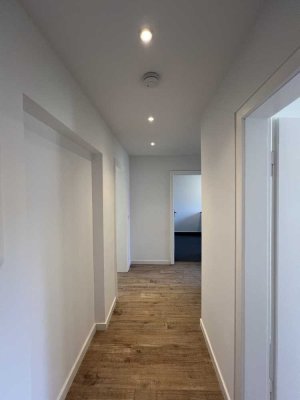 Am Stadtrand den Feierabend genießen! 3 große Zimmer mit Fernsehecke, Duschbad & EBK