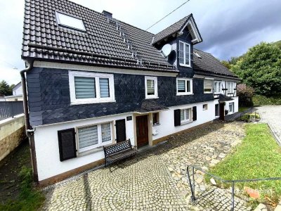 Historischer Charme trifft modernen Komfort:.Saniertes Mehrfamilienhaus mit weitläufigem Areal.
