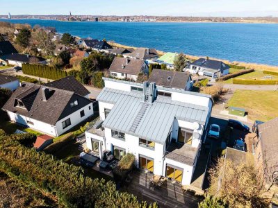 Traumhaft schöne Doppelhaushälfte mit Einliegerwohnung und fantastischem Schleiblick