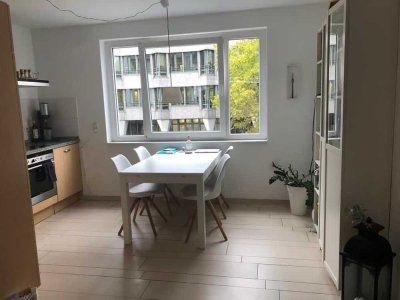 Wunderschöne 4 Zimmer Wohnung mit Balkon Mitten in Stuttgart