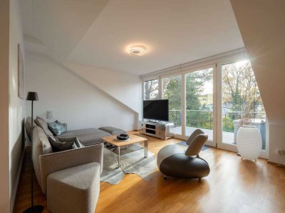 Hochwertig ausgebaute 3-Zimmer-Dachgeschosswohnung (2006) – stilvoll möbliert mit Südwest-Terrasse