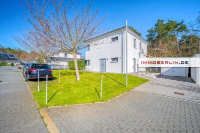 IMMOBERLIN.DE - Sehr attraktives Haus mit Sonnenterrasse, großem Garten & Garage in familiärer Lage