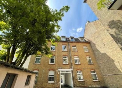 Altbaucharme im Hinterhaus mit Einbauküche, Balkon und Stellplatz