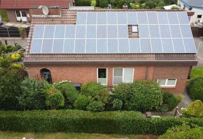 EFH m. ELGW, PV-Anlage u. Nebengebäuden in Kanallage im Seemannsort Barßel