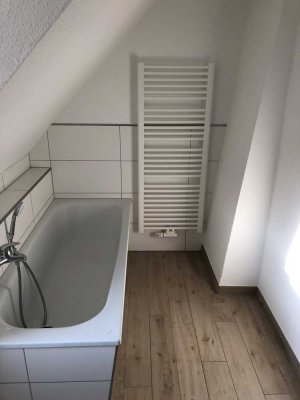 schöne DG Wohnung | Parkettboden | Handtuchheizkörper | Bad mit Fenster | ruhige Lage |