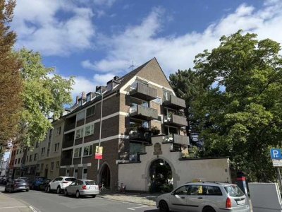 Sanierte lichtdurchflutete Dachgeschosswohnung mit Dachloggia & Rheinblick–Toplage in 2. Rhein-Reihe