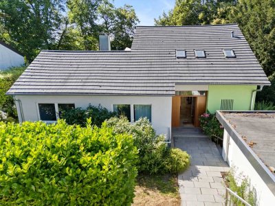 Viel Raum für Familie & Generationen: Einfamilienhaus mit Einliegerwohnung und Doppelgarage