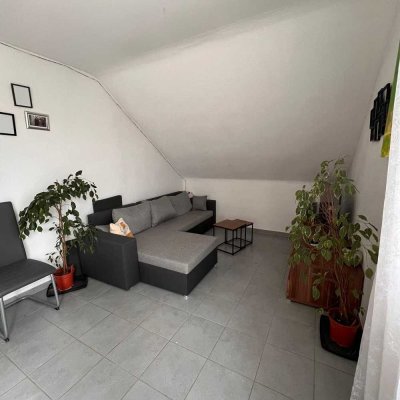 Ansprechende und vollständig renovierte 2-Zimmer-Dachgeschosswohnung mit Balkon in Grevenbroich
