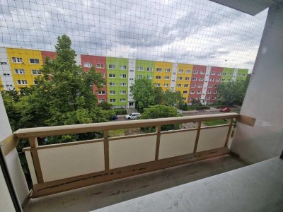 **JETZT EINZIEHEN** 4-Zimmer-Wohnung // Balkon // 3.Etage // Tageslichtbad mit Wanne // ab sofort
