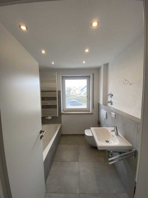 4-ZKB mit Gäste WC und Balkon *Komplett saniert* Echtholzparkett, Glastüren, neues Bad, etc.