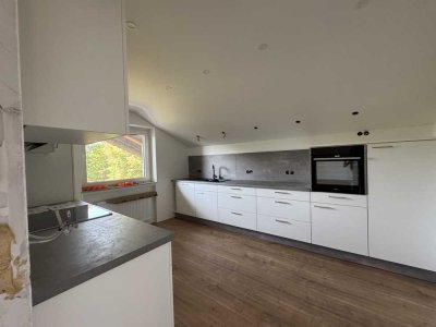 Ansprechende 4-Zimmer-Dachgeschosswohnung mit großem Balkon und EBK in Künzell