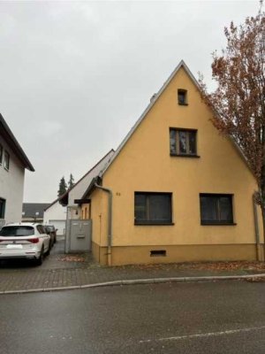 2 Einfamilienhäuser mit Doppelgarage - großer Garten - zentral in Kirrlach