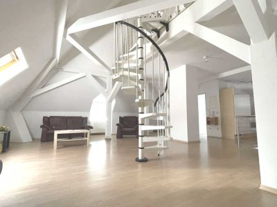 Charmante Studiodachwohnung mit Wendetreppe + Einbauküche in zentraler und doch ruhiger Lage.Rastatt
