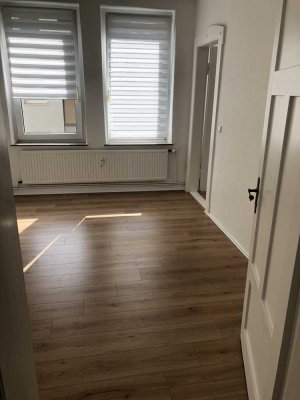 Helle, einladende 3 - Zimmer Altbauwohnung