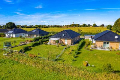 Investition oder Zuhause: vermietetes Doppelhaus aus 2016 mit 2 WE, KfW-55, 142m² Wfl. & Feldblick!