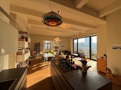Charaktervolles Loft mit Weitblick im historischen Industriegebäude – Balkon, Carport & Parkzugang