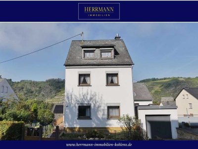Freistehendes Einfamilienhaus mit Garten in sanierungsbedürftigem Zustand