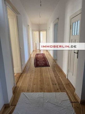 IMMOBERLIN.DE - Exzellente Altbauwohnung mit generösem Grundriss, Balkon & Pkw-Stellplatz