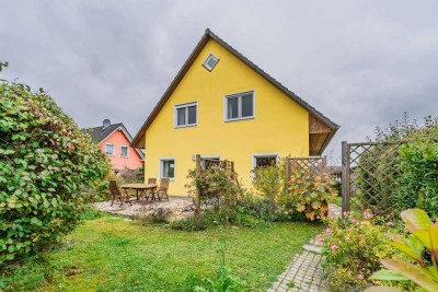 Zuhause ankommen: Charmantes EFH mit Kamin, Terrasse und großem Garten