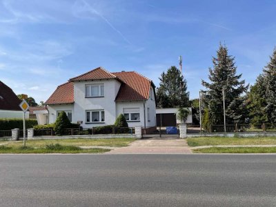 Goßes Haus mit großem Garten und Doppelgarage - sofort frei