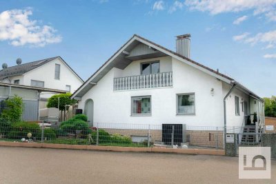 Einfamilienhaus mit viel Potential, 5 ZKB+Souterrain 2 ZKB, ausbauf.DG, Grund 950 qm, 2 Garagen