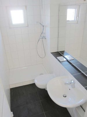 Lohengrinstr. 36, E L - Schöne 2-Zimmer Wohnung mit Dusche - Übernahme der Einbauküche möglich