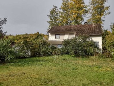 Einfamilienhaus mit Schwimmhalle auf großem, ruhigem Südgrundstück mit Fernsicht