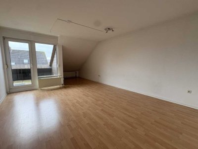 Helle Dachgeschosswohnung mit Süd-Loggia in gepflegtem 3-Familienhaus