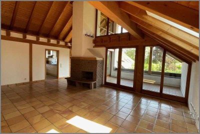 Attraktive 4-Zimmer-Maisonette mit EBK, Loggia & Stellplätzen in ruhiger Feldrandlage