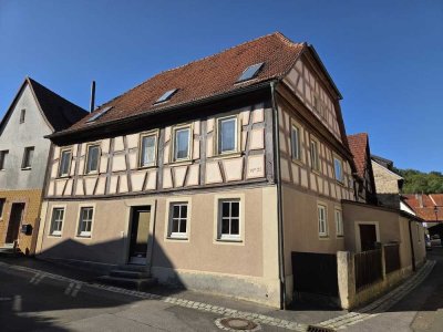 Historisches Wohnen (Wfl. ca. 130 m²) in zentraler Lage von Eltmann - Einzeldenkmal -