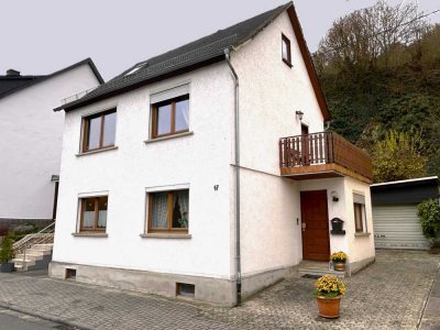Sehr nettes Einfamilienhaus mit Garage und herrlichem Blick auf die Lahn