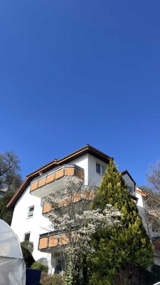 Helle 3,5-Zimmer-Dachgeschosswohnung mit Süd-Balkon und Weitblick in Schlangenbad-Wambach