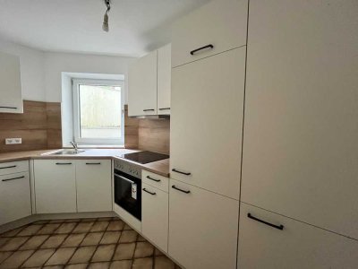 Gartenwohnung mit neuer  EBK, Garage und Parkplatz