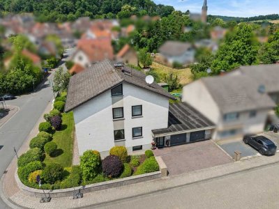 Schlossblick! Großzügiges Zweifamilienhaus in Fischbachtal