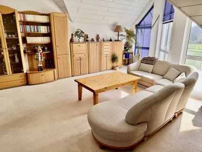 Wunderschöne 4-Zimmer Dachgeschosswohnung mit Balkon und Blick ins Grüne
- Garage & Stellplatz -