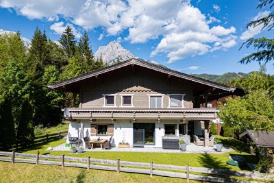 „Sonnenverwöhntes Wohnen mit Bergblick – Ihr Rückzugsort am Waldrand“.