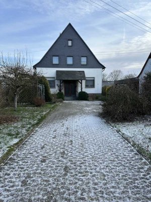 Großzügiges Einfamilienwohnhaus (ehem. Schulgebäude) in ruhiger Ortslage der Hunsrückgemeinde Altstr