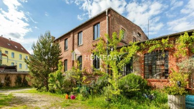 3.098 m² Privat-Ensemble: 364 m² Ziegelwohnhaus, ausbaubare Industriehallen & großer Garten
