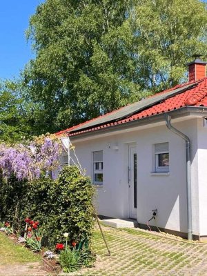 Freundliches Einfamilienhaus im Grünen mit Garten